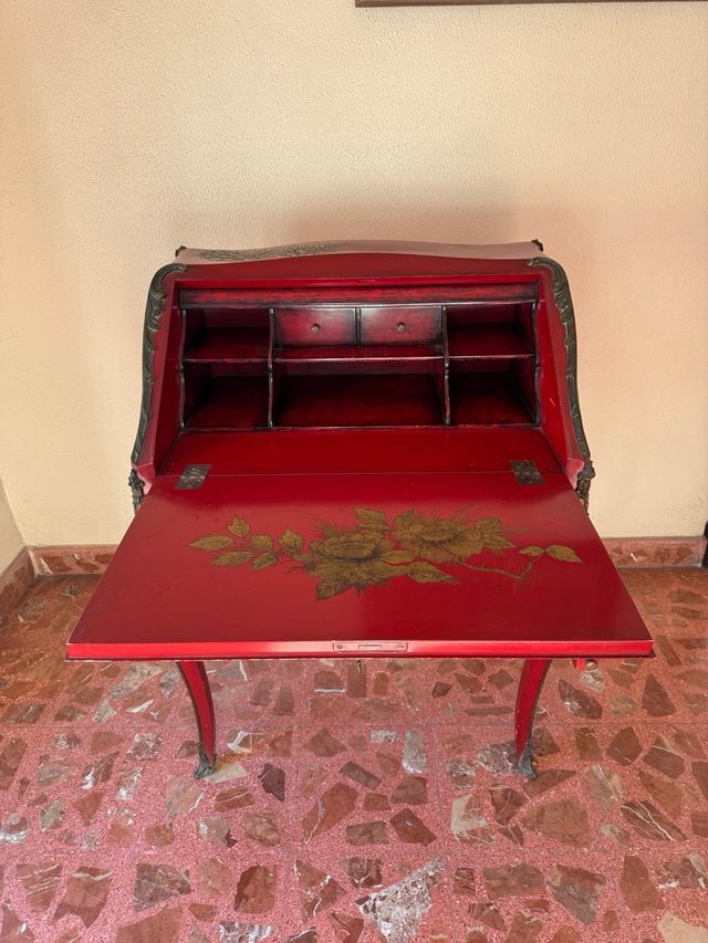 Buró antiguo lacado rojo oriental