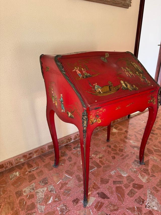 Buró antiguo lacado rojo oriental