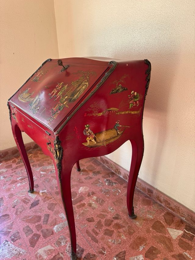 Buró antiguo lacado rojo oriental