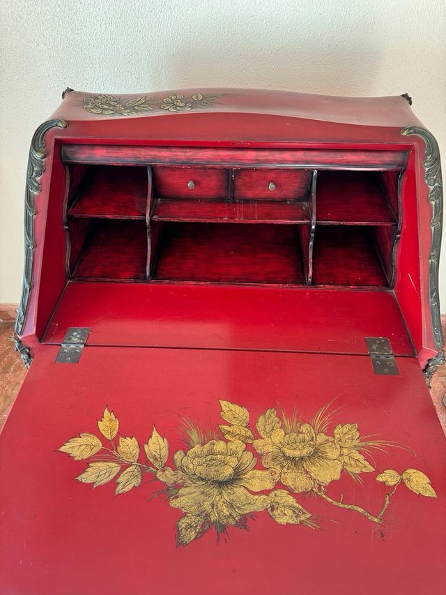 Buró antiguo lacado rojo oriental