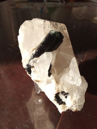 Minerale di quarzo con tormalina nera