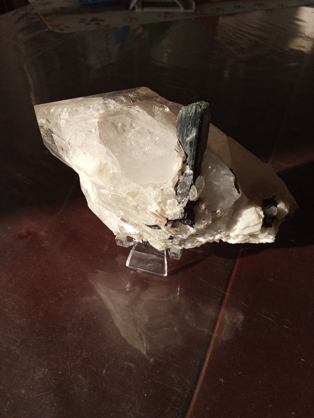 Minerale di quarzo con tormalina nera