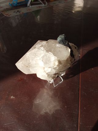 Minerale di quarzo con tormalina nera