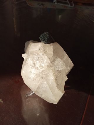 Minerale di quarzo con tormalina nera