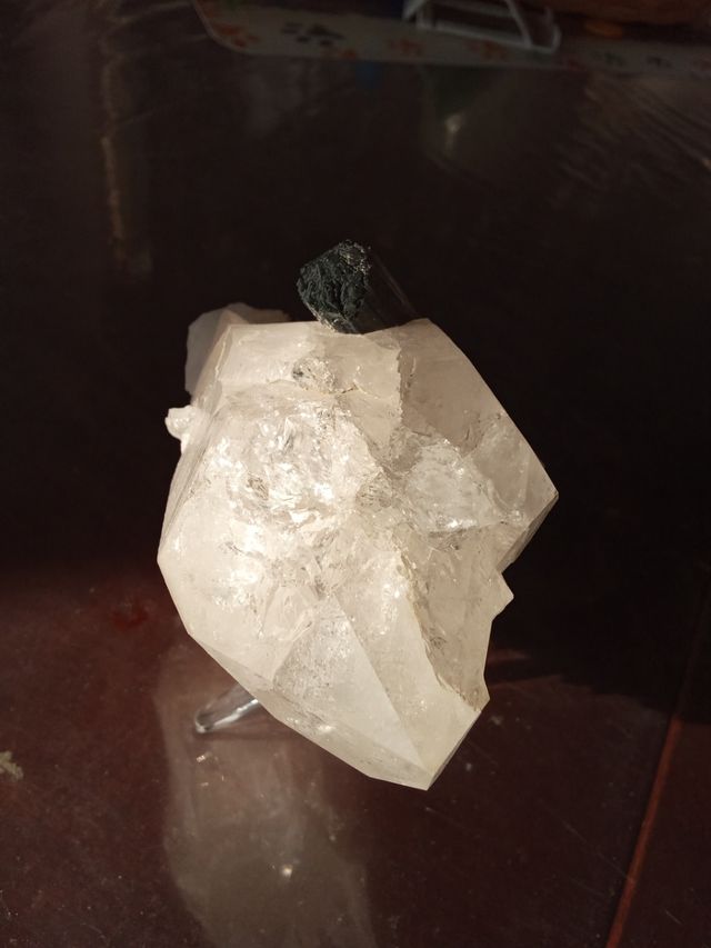 Minerale di quarzo con tormalina nera