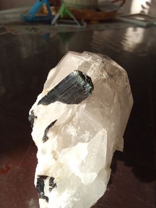 Minerale di quarzo con tormalina nera