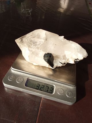 Minerale di quarzo con tormalina nera