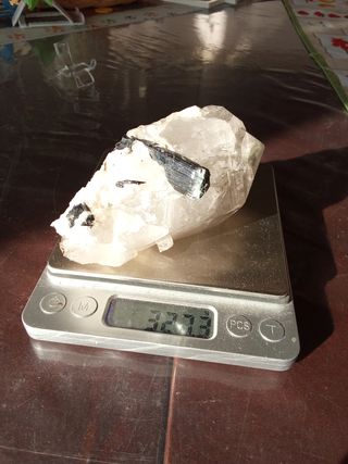 Minerale di quarzo con tormalina nera