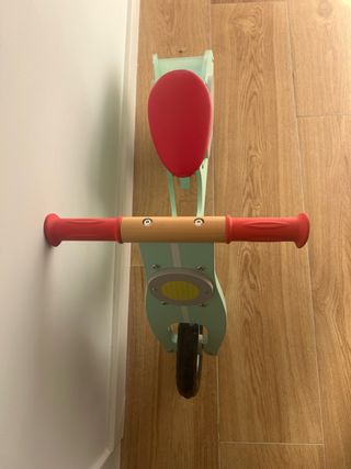 Bicicleta de madera sin pedales