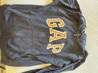 Sudadera GAP Gris con Logo Dorado