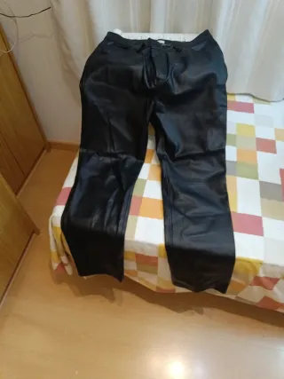 Pantalón polipiel negro, Corte Inglés, marcaWoman