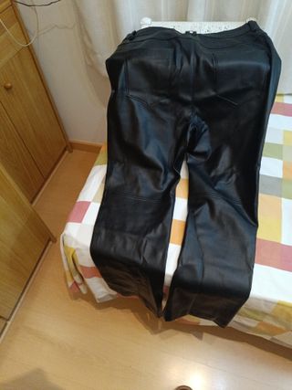 Pantalón polipiel negro, Corte Inglés, marcaWoman