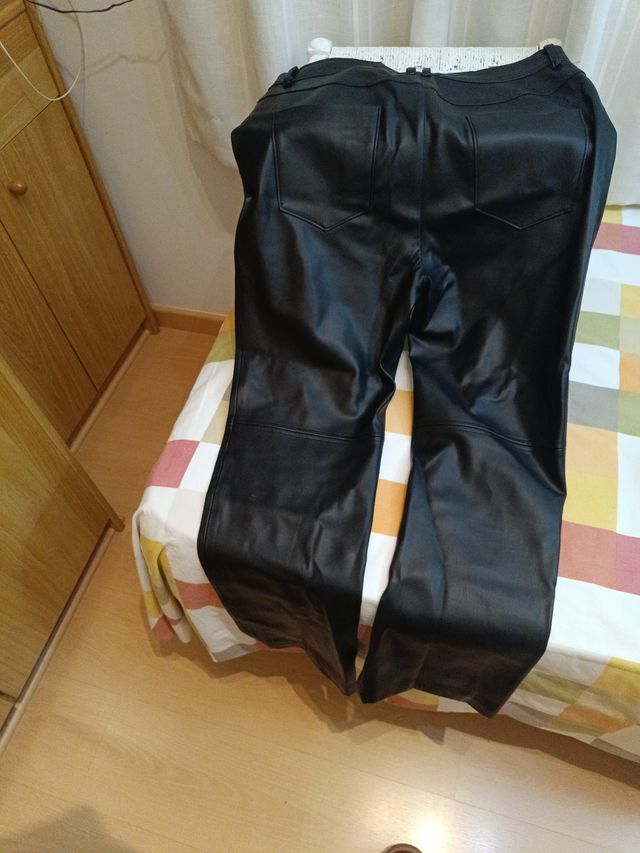 Pantalón polipiel negro, Corte Inglés, marcaWoman