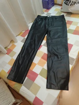 Pantalón polipiel negro, Corte Inglés, marcaWoman