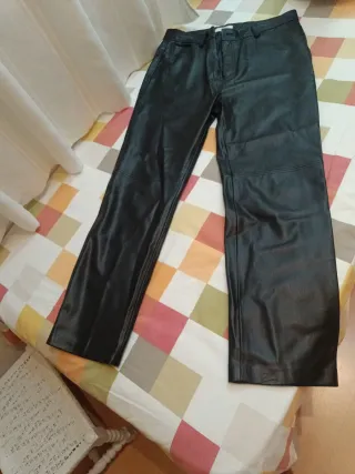 Pantalón polipiel negro, Corte Inglés, marcaWoman