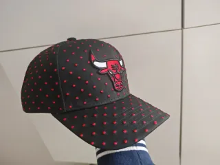 Cappello Chicago Bulls nero con pois rossi