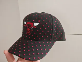 Cappello Chicago Bulls nero con pois rossi