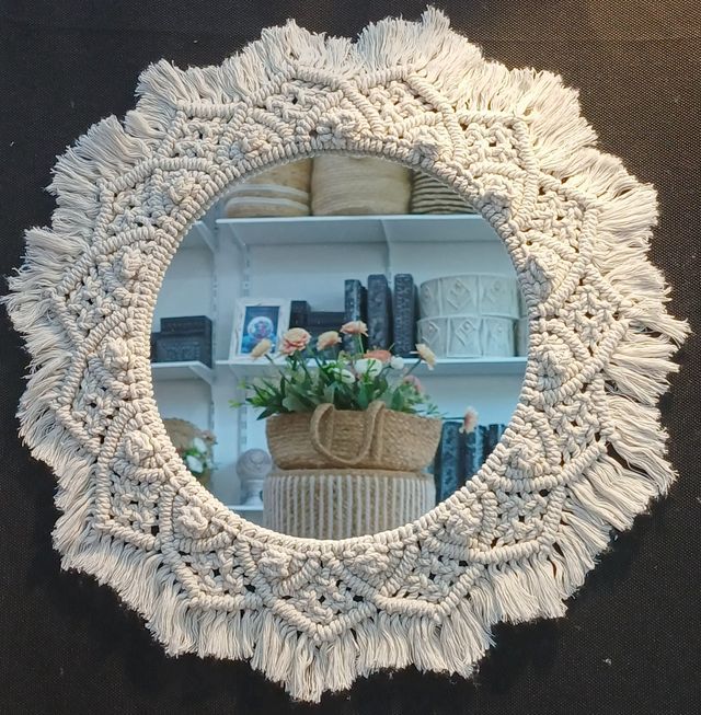 Specchio piccolo in macramè bianco