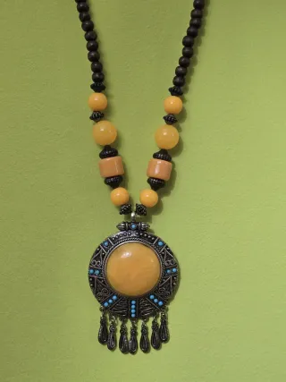Collar con colgante multicolor. CON ETIQUETA