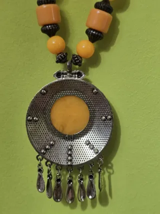 Collar con colgante multicolor. CON ETIQUETA