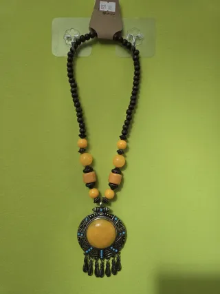 Collar con colgante multicolor. CON ETIQUETA