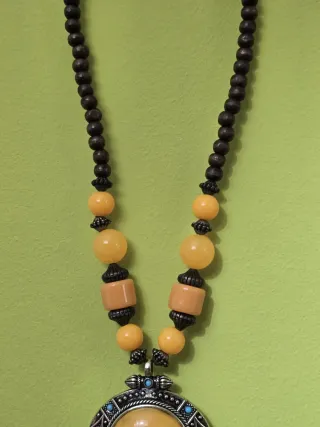 Collar con colgante multicolor. CON ETIQUETA