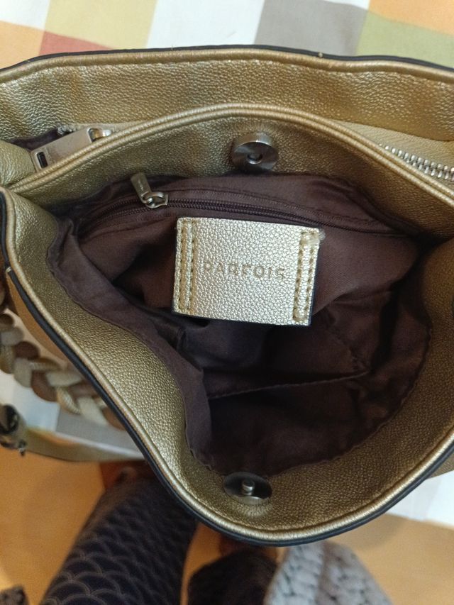 Bolso dorado con bandolera trenzada