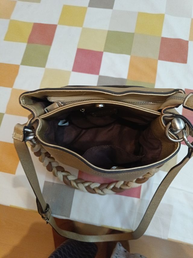 Bolso dorado con bandolera trenzada