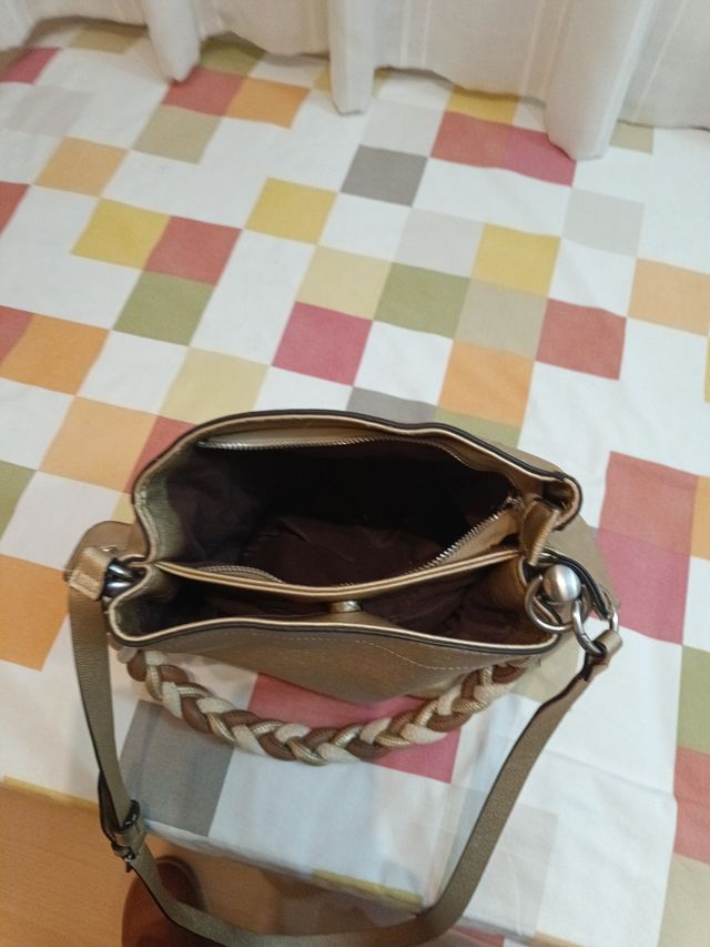 Bolso dorado con bandolera trenzada