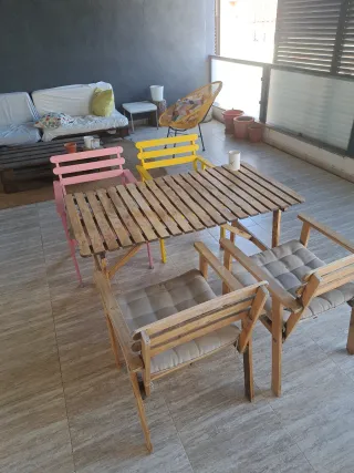 Conjunto terraza madera y tela con cojines. 