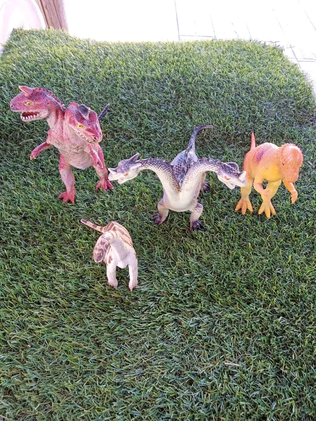 Lote de 4 Dinosaurios de Juguete