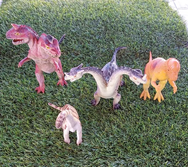 Lote de 4 Dinosaurios de Juguete