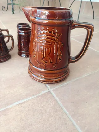 Set di tazze da birra marroni antiche