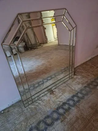 Specchio con cornice dorata