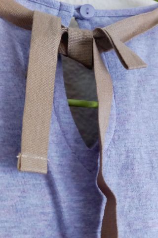 Top violeta con detalle floral