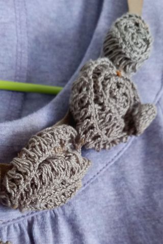 Top violeta con detalle floral