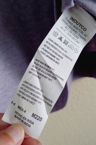 Top violeta con detalle floral