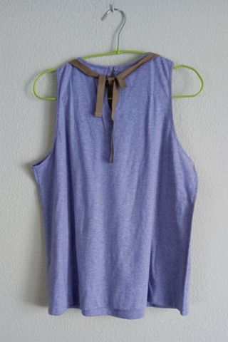 Top violeta con detalle floral