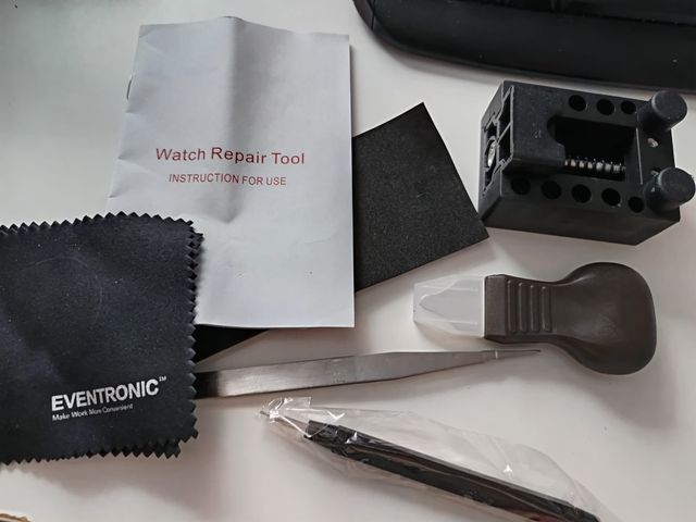 Prensa para cerrar cajas de reloj