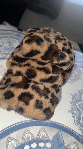 Gorra pelo estampado leopardo