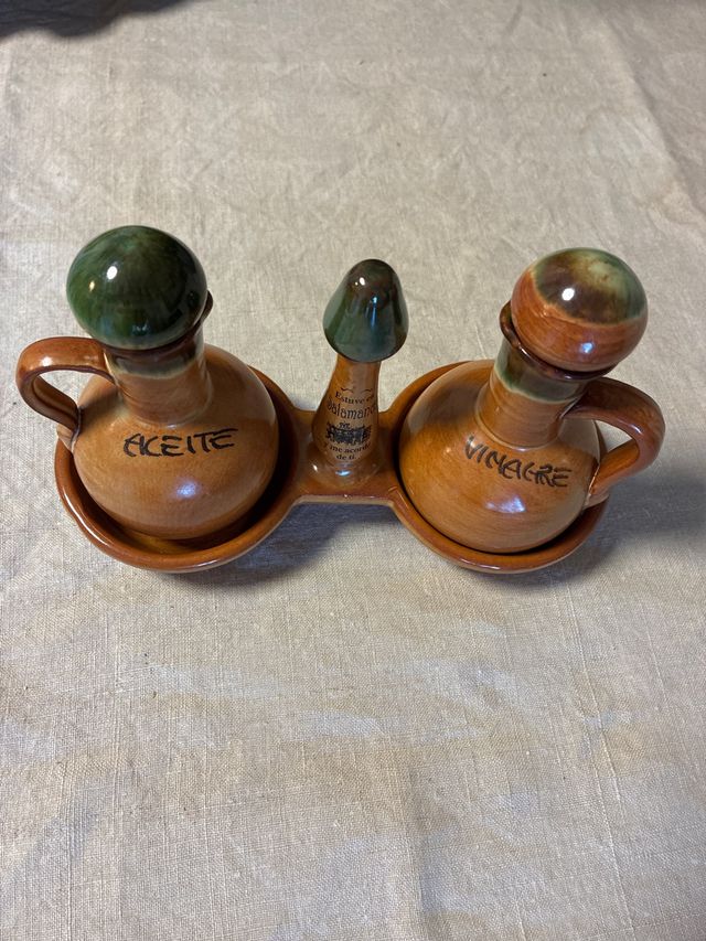 Aceitera y Vinajera de Barro Esmaltado