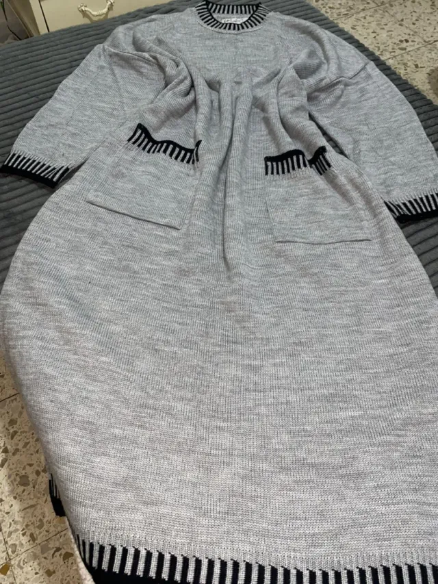 Vestido de punto gris con bolsillos