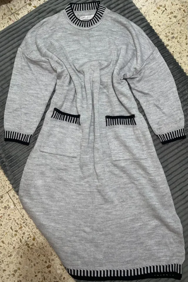 Vestido de punto gris con bolsillos