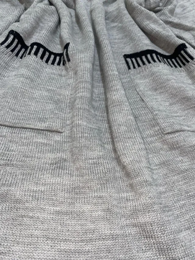 Vestido de punto gris con bolsillos