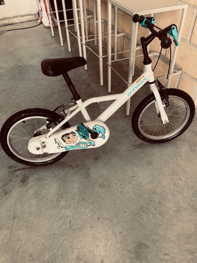 Bicicleta infantil blanca y azul