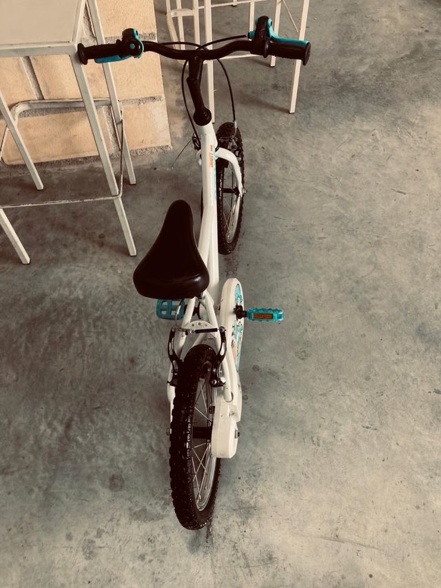 Bicicleta infantil blanca y azul