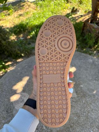 Zapatillas Adidas Samba Beige y Blancas