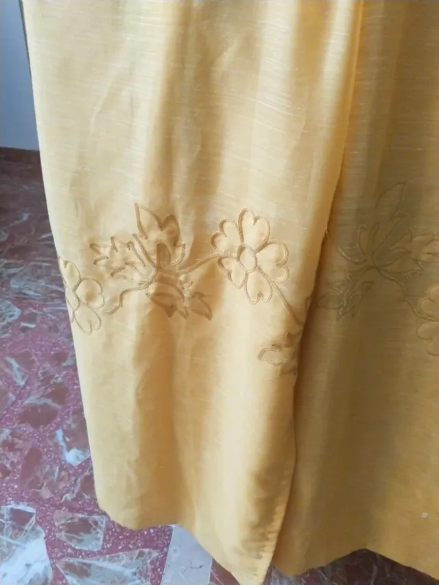 Cortina amarilla con bordado floral