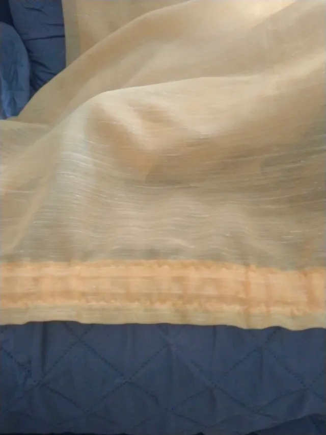 Cortina amarilla con bordado floral