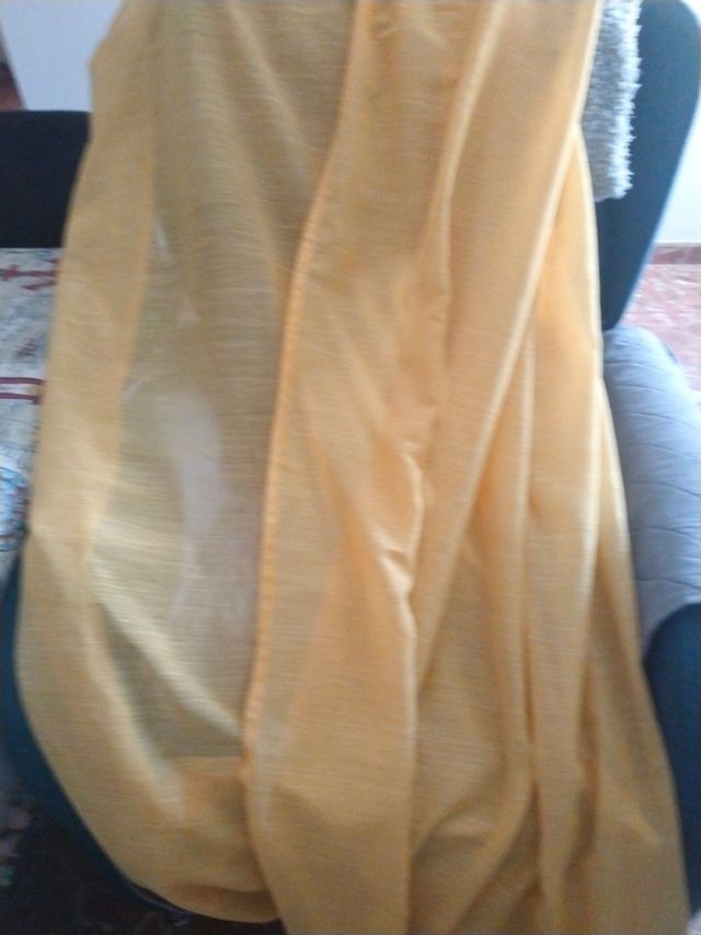 Cortina amarilla con bordado floral